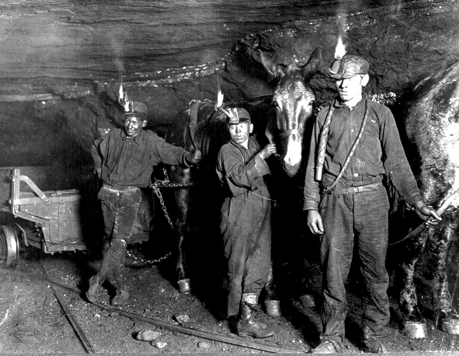 Child_coal_miners_(1908)_crop.jpg