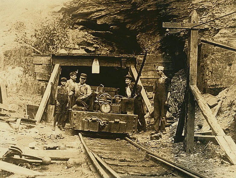 W._Va._coal_mine_1908.jpg